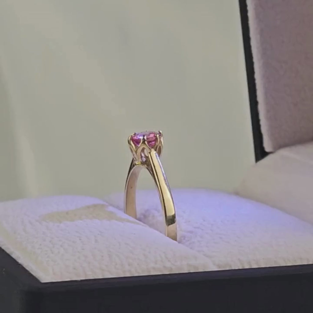 Anillo de Compromiso "Luz de mi vida" en oro de 18K con zafiro rosa - Peruviana